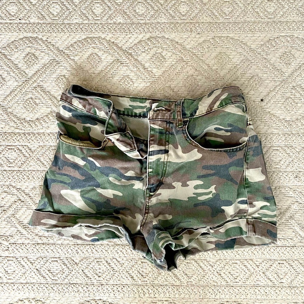 Forever 21 camo shorts